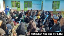 تعدادی از زنان که در گذشته در ادارات وظایف رسمی داشتند 