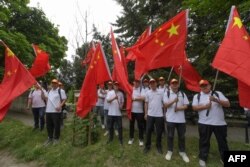 Kínai zászlókkal köszöntik Budapesten Hszi Csin-ping kínai elnököt 2024. május 8-án