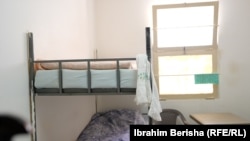 Një shtrat në qelinë e të burgosurve në Qendrën e Paraburgimit në Gjilan.