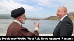 ებრაჰიმ რაისი და ილჰამ ალიევი კაშხლის გახსნაზე. რაისი დაღუპვამდე რამდენიმე საათით ადრე. 2024 წლის 19 მაისი