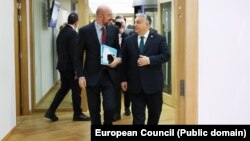 ფოტო არქივიდან. ევროპული საბჭოს პრეზიდენტი შარლ მიშელი(მარცხნივ) და უნგრეთის პრემიერ-მინისტრი ვიქტორ ორბანი