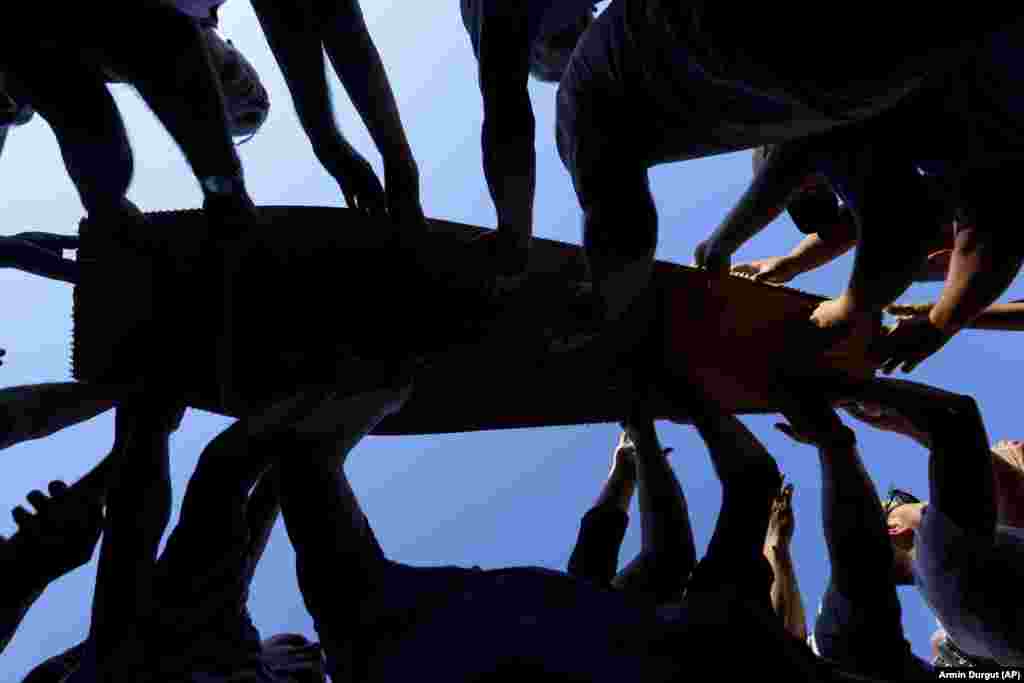 A koporsókban a huszonnyolc évvel ezelőtti népirtás nemrég azonosított áldozatainak maradványai vannak, köztük három kiskorúé, akik tizenöt és tizenhat évesek voltak, amikor megölték őket