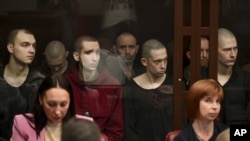 На заднем плане (за стеклом) в российском суде находятся украинские военнопленные, бойцы полка «Азов». Ростов-на-Дону, 14 июня 2023 года