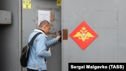 Vojni obveznik na regrutnom mjestu vojnog komesarijata u Rusiji.