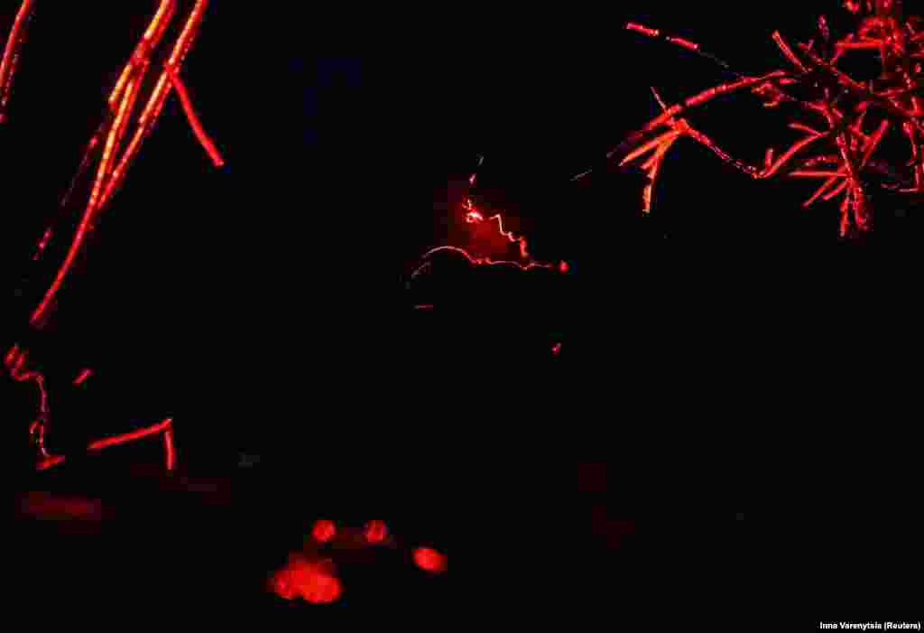 Ndërkohë, ushtarë të tjerë duke drejtuar një tjetër dron kamikaz. Sipas një zyrtari të lartë ushtarak ukrainas, ushtarët dhe tanket që operojnë në ambient të hapur kanë vetëm disa minuta para se të shënjestrohen për shkak të sasisë së madhe të dronëve që patrullojnë mbi fushën e betejës.