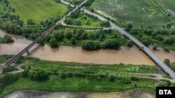 След обилните валежи край Нови Искър, водите на реките Искър и Блато са мътни и с повишени нива