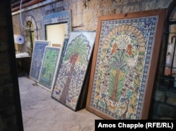 Kiszállításra váró mesterművek a Balian fazekasüzemben