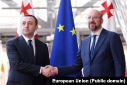 Predsjednik Evropskog vijeća Šarl Mišel (Charles Michel) rukuje se s gruzijskim premijerom Iraklijem Garibašvilijem 14. juna.