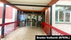 Direktorka škole Danijela Raletić kaže za RSE da su roditelji i nastavnici, svesni porasta digitalnog nasilja, ali i sve veće otuđenosti dece, jednoglasno doneli odluku o zabrani pametnih telefona u školi. Fotografija iz aprila 2024.