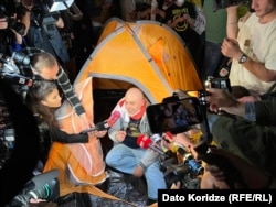 ლაზარე გრიგორიადისის მამა ბექა გრიგორიადისი პარლამენტის შენობასთან გაშლილ კარავში. 3 ივნისი, 2023 წელი