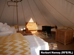 Interiorul unui cort. Acestea au înalțimea de 3 metri și sunt impermeabile.