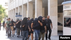 Фудбалските навивачи приведени по насилните судири меѓу фудбалските навивачи на АЕК Атина и Динамо Загреб.