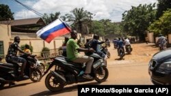 Locuitori din Burkina Faso cu steag rusesc, octombrie 2022 (foto simbol)