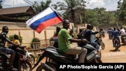 Сторонники Ибрагима Траоре с российским флагом в Уагадугу. 2 октября 2022 года