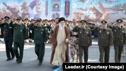 Аятолла Али Хаменеи вместе с командованием иранской армии и КСИР на одном из военных парадов в 2023 году