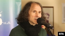 Петър Чухов (в средата)