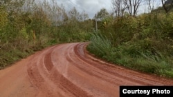 Crveno blato koje kamioni koji prevoze boksit ostavljaju na putu je jedan od najvećih problema, kažu ekolozi.