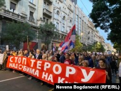 Pankarta “Stop terrorit ndaj serbëve në Kosovë e Metohi”. Protestuesit nuk sollën ndonjë provë që do t'i mbështeste pretendimet për terror.