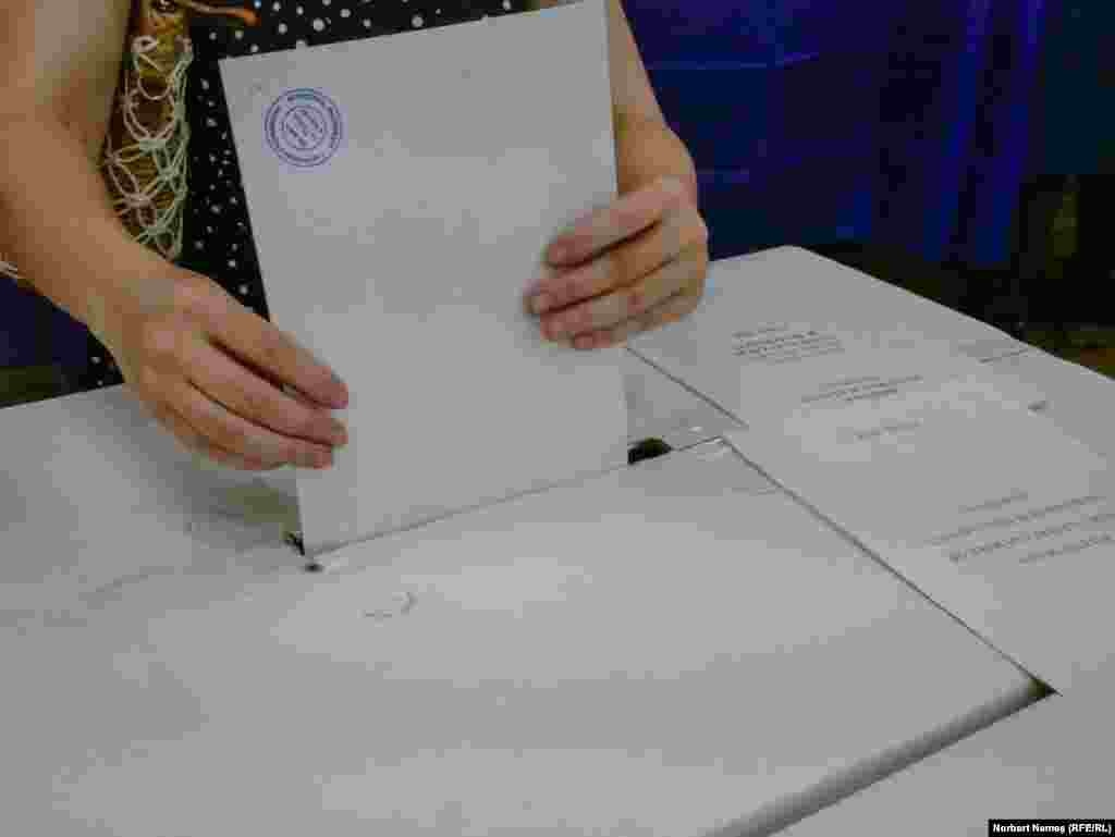 Roxana spune că vede votul ca pe o responsabilitate: &bdquo;Dacă nu o facem noi, generația noastră, mai tânără, nu știu cine o face. Mi-e frică să las responsabilitatea pe generațiile mai în vârstă. Nu am intenții rele când spun asta, doar că e viitorul nostru în joc&rdquo;.