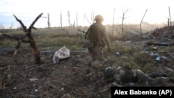 Издание пишет о случае, когда статус дезертира не сняли с военного даже после того, как его похоронили