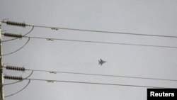 Снимка на изтребител, за който се твърди, че прелита над столицата на Судан Хартум.