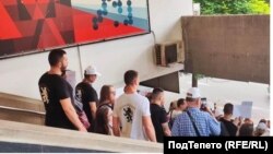 Протестиращи привърженици на "Възраждане" пред LUCKY Дом на киното в Пловдив, 14 юни 2023 г.