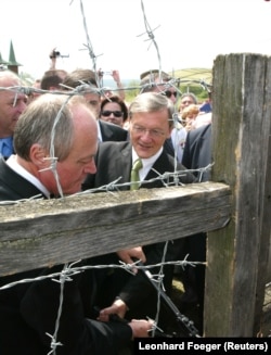 Medgyessy Péter Wolfgang Schüssel osztrák kancellárral Sopronpusztán, az 1989-es határnyitás helyszínén megnyitotta az egykori vasfüggönyhöz tartozó, az eredeti alapján rekonstruált kaput