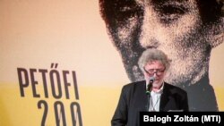 Zalán Tibor költő, író beszédet mond a Költő lenni vagy nem lenni című állandó kiállítás megnyitóján Budapesten, a Petőfi Irodalmi Múzeumban 2023. január 13-án