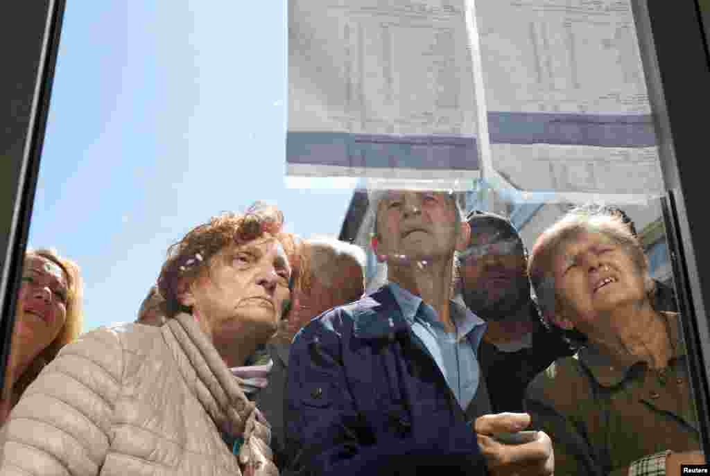 На гласачките места во Северна Македонија кои се отворија изутрината на 24 април во 7 часот, граѓаните ќе можат да го дадат својот глас за еден од седумтемина кандидати за Претседател на државата