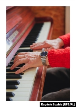 Исак свири на пиано