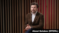 Ministrul Educației și Cercetării, Dan Perciun, explică în studioul Europei Libere de la Chișinău conceptul școlilor model.