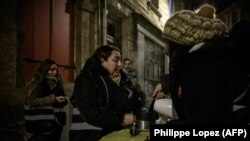 Ételosztás a franciaországi Bordeaux-ban 2022. december 11-én