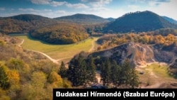 Az Álomvölgy a Budapest környéki erdők és a Budakeszit és Budaörsöt összekötő út között található