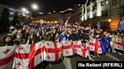 В Тбилиси вече близо месец не стихват протестите срещу така наречения закон за "чуждестранните агенти".
