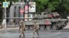 Combatanți din grupul de mercenari Wagner patrulează o stradă în apropierea sediului Districtului Militar de Sud din orașul Rostov-on-Don, Rusia, pe 24 iunie.