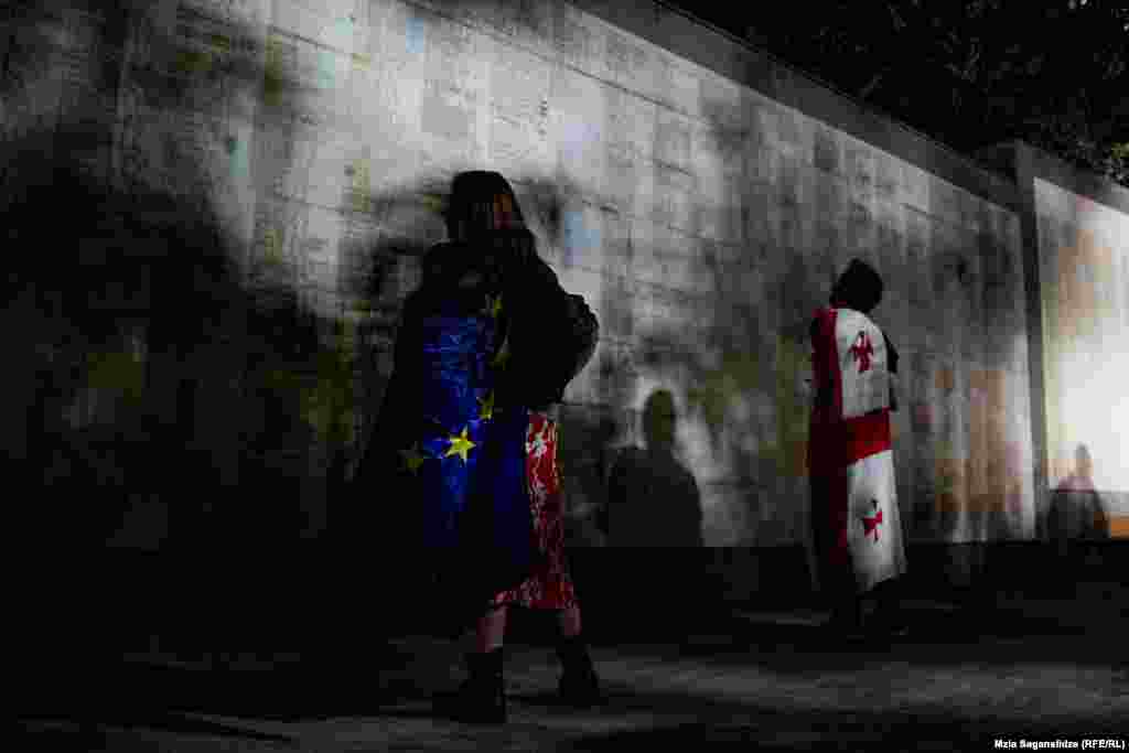 Протестиращите се спират на &quot;Площада на героите&quot;, за да видят имената на загиналите войници, които са се сражавали срещу Съветската армия през 20-те години на миналия век, както и по време на петдневната Абхазка война през 1992-1993 г. и по време на Руско-грузинската война през август 2008 г. Един от организаторите заяви пред RFE/RL, че в момента се планира голям протест срещу законопроекта за &bdquo;чуждестранните агенти&ldquo; на 11 май.