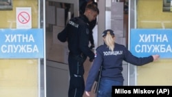 Policija ispred bolnice u koju su primeljni ranjeni đaci