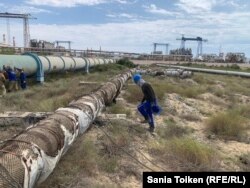 Рабочая бригада, ремонтирующая трубы МАЭК. 21 августа 2023 года