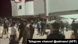 Gomila od oko 1.000 ljudi koji su uzvikivali antisemitske slogane upala je 29. oktobra na glavni aerodrom u većinski muslimanskom Dagestanu želeći da spriječe ulazak "izbjeglicama iz Izraela".