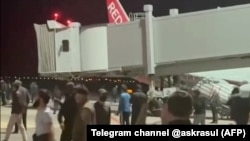 A mob of some 1,000 people shouting anti-Semitic slogans stormed the main airport in Muslim-majority Daghestan on October 29 looking to block entry to "refugees from Israel."