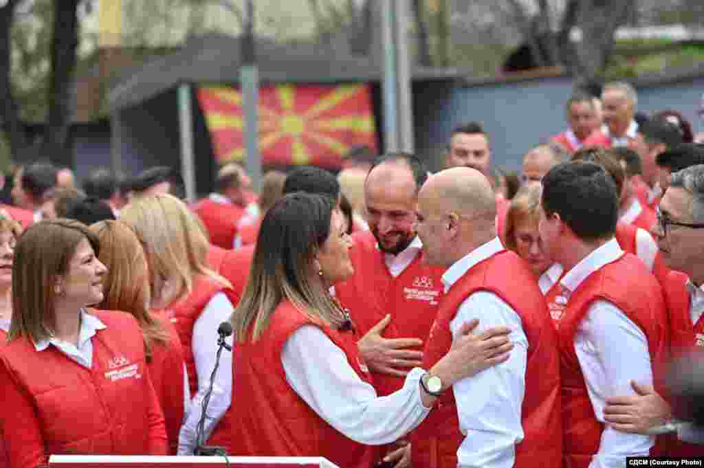 Димитар Ковачевски и Фатмир Битиќи со сопартијците&nbsp;на стартот на &bdquo;Рамо до рамо...&ldquo; во Скопје