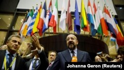 Pentru moldoveni și ucraineni, anul 2023 în relația cu UE a culminat cu anunțul începerii negocierilor de aderare la blocul cu 27 de membri, făcut de președintele Consiliului European, Charles Michel, la 14 decembrie. Ce le va aduce, oare, 2024? ( Foto: REUTERS/Johanna Geron)