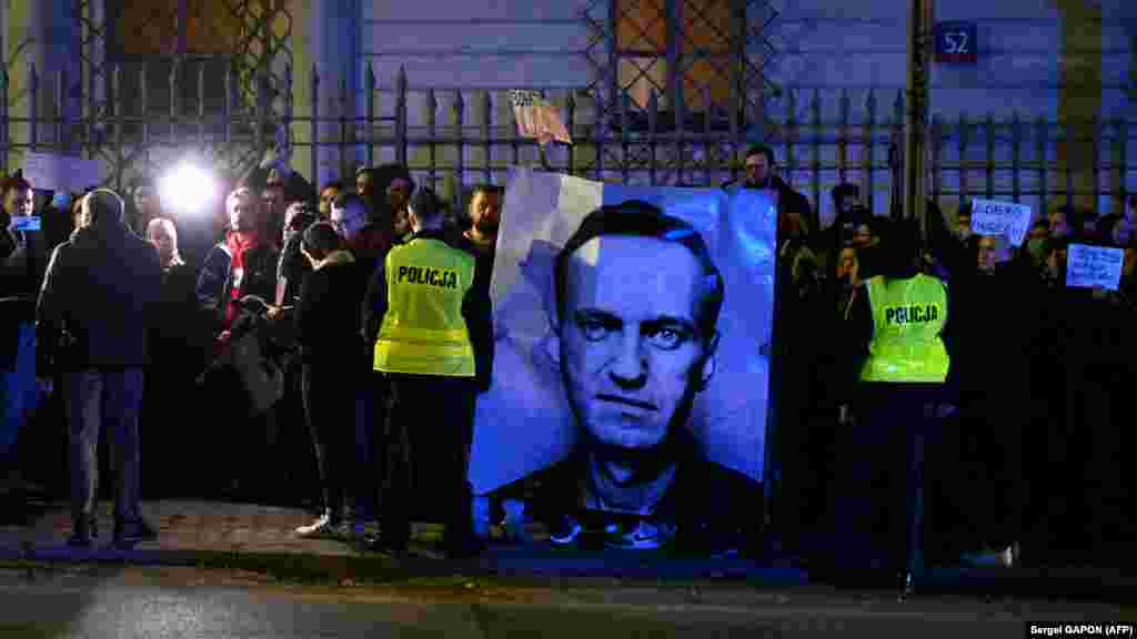 A varsói orosz nagykövetség előtt is tüntetettek Navalnij halálhíre után, 2024. február 16-án