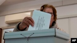 Një grua duke votuar në një qendër votimi në Zagreb të Kroacisë më 17 prill 2024. 