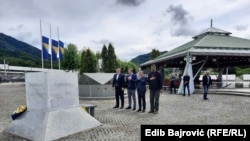 Predstavnici Vlade Federacije BiH odaju počast žrtvama genocida u Memorijalnom centru Potočari.