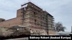 A megrendelő szerint 71 százalékban van kész a vár, a kivitelező szerint 91 százalékban. A húszszázaléknyi differencia fontos a történetben