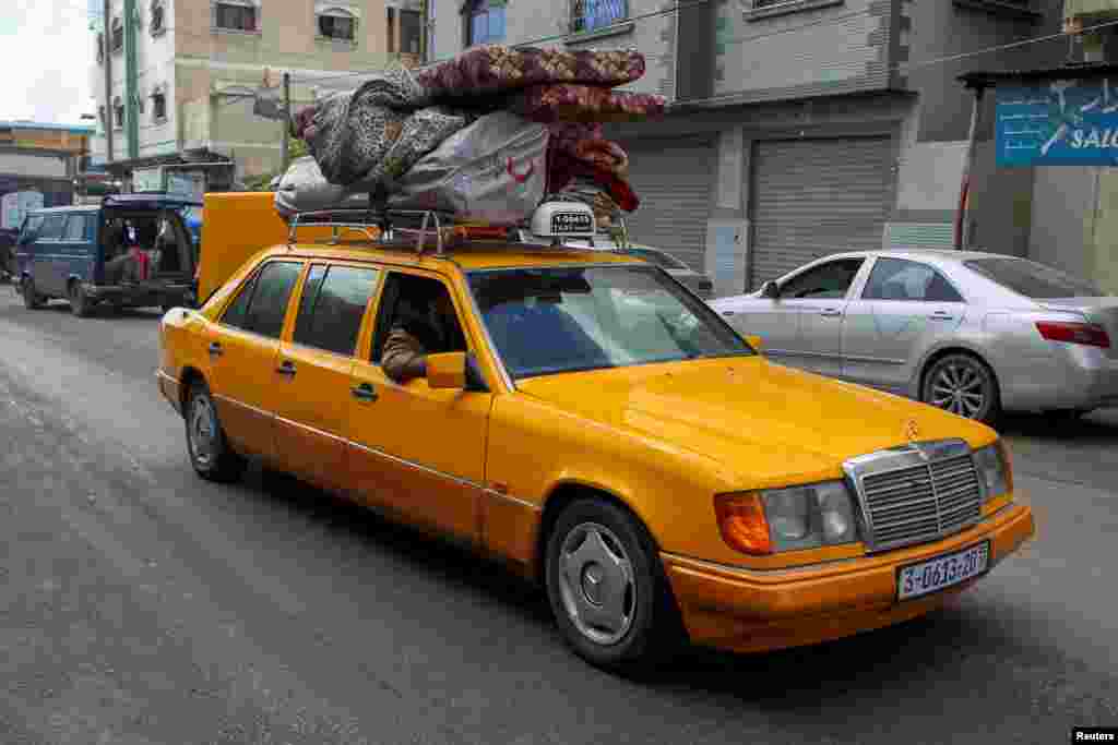 Palestinci napuštaju istočne kvartove grada Rafe, 6. maja 2024. Izraelska vojska je objavila mapu tih kvartova i navela da se &quot;u skladu sa odobrenjem IDF-a (Izraelske odbrambene snage), stanovništvo, koje je pod kontrolom Hamasa, poziva da se privremeno evakuiše iz istočnih kvartova Rafaha u proširene humanitarne zone&quot;.