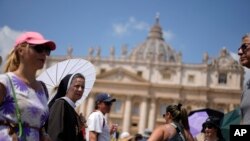 Верниците чекаат под жешкото сонце на плоштадот Свети Петар за обраќањето на папата Франциско, Ватикан, 23 јули