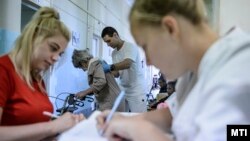 Egy egészségügyi dolgozó idős hölgyet segít az egri Markhot Ferenc Kórház hospice-osztályán 2019. szeptember 18-án (képünk illusztráció)