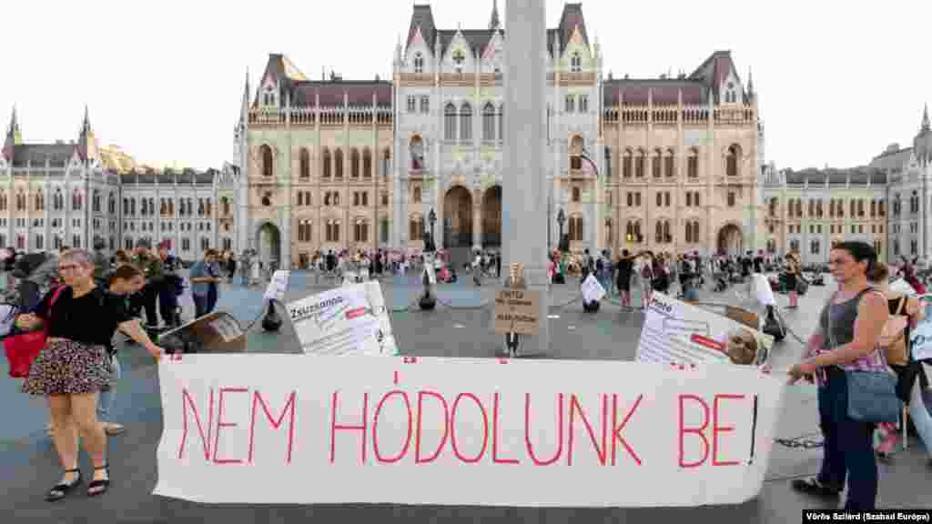 Kedden dél körül, miközben az Országházban az oktatás mindennapjait erősen megváltoztató státusztörvényről készültek szavazást tartani, az épület előtt tüntetők gyülekeztek